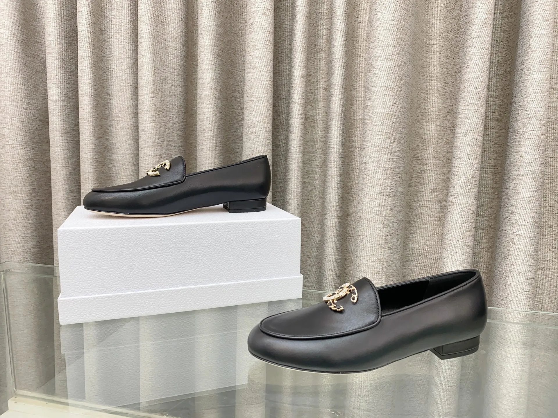 👟👟Ex-factory price 620👟👟 25Fw new spring and summer Chanel small perfume diamond double C half slippers/Loaf single shoes. Versatile style that you don’t get tired of. Super classic style. Casual with exquisiteness and stable temperament. This spring and summer is a beautiful bonus treasure! Upper: Lambskin Lining: Lambskin lining High heels: Flat soles: Italian genuine leather outsole Size: 35-39 (40 and 41 customizations are not returnable)